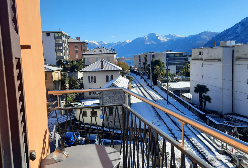 con il treno Gottardo al Ticino – prenottamento al Meat&Bed vicino alla stazione di Locarno